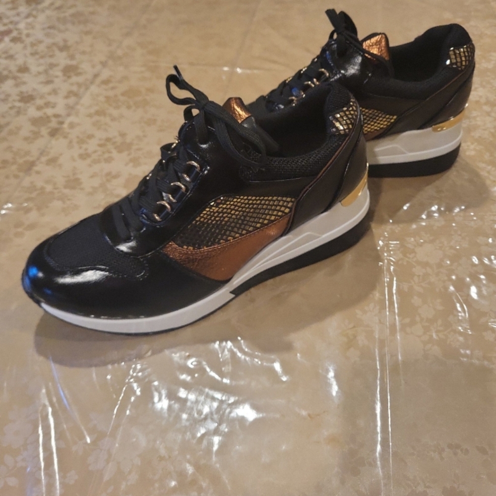 Shoes - Picture 4 of 6